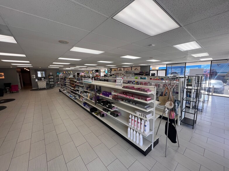 More Photos Of 1631-1637 Garnet Ave, San Diego General Retail For Sale
