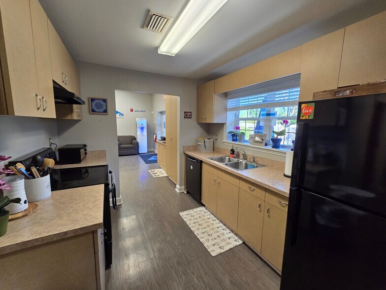 More Photos Of 465 Warren Ave, Longwood Office For Lease