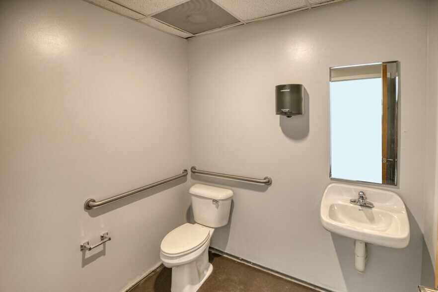 More Photos Of 300 Ed Wright Ln, Newport News Unknown For Lease
