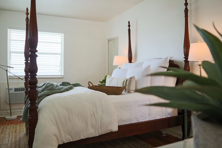 More Photos Of 172 N County Rd, Palm Beach Apartments For Sale