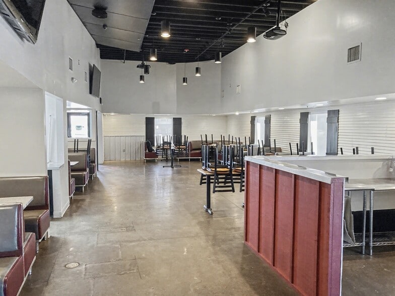 More Photos Of 333 W Albany St, Broken Arrow Restaurant For Sale