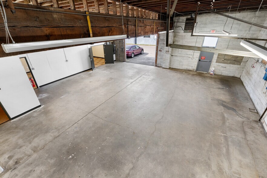 More Photos Of 305 NE Russell St, Portland Light Manufacturing For Lease