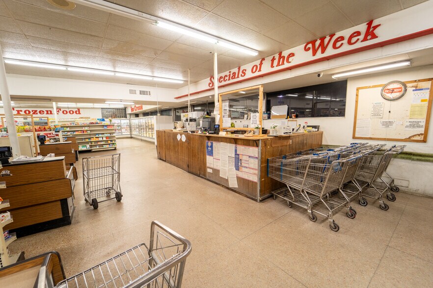 More Photos Of 1302 E Crestwood Dr, Victoria Storefront For Sale