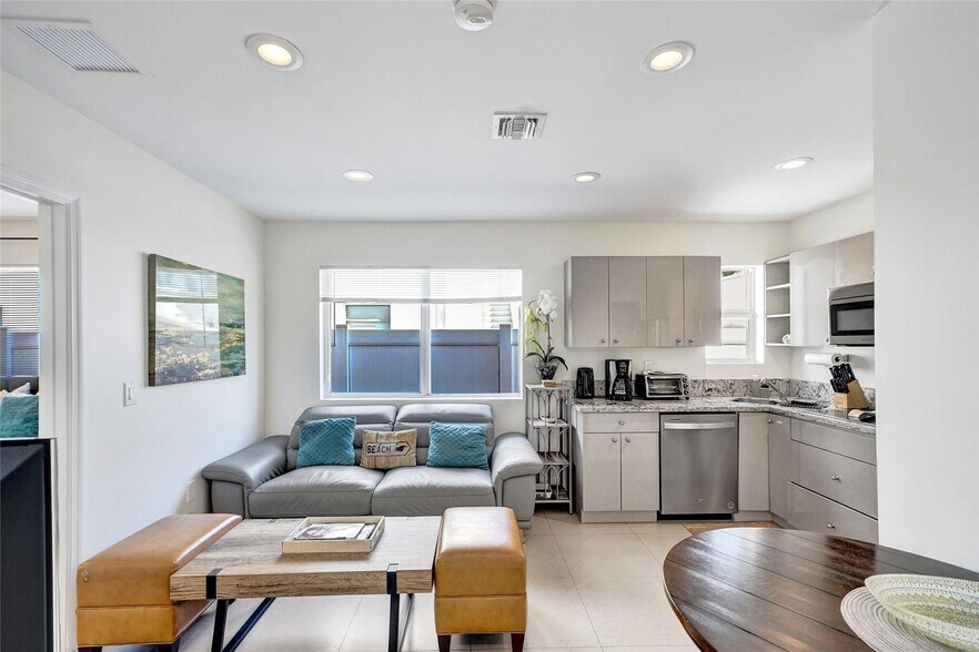 More Photos Of 322 Oklahoma St, Hollywood Multifamily For Sale