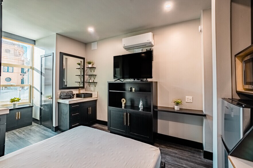 More Photos Of 401-421 E St, San Diego Storefront Retail Office For Sale