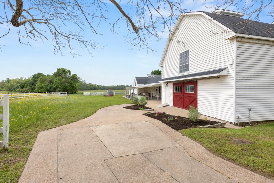 More Photos Of 53447 Highway 290, Hempstead Specialty For Sale