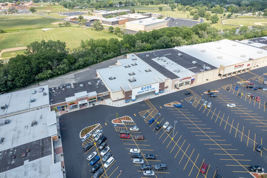 More Photos Of 100-298 W Roosevelt Rd, Villa Park Unknown For Lease