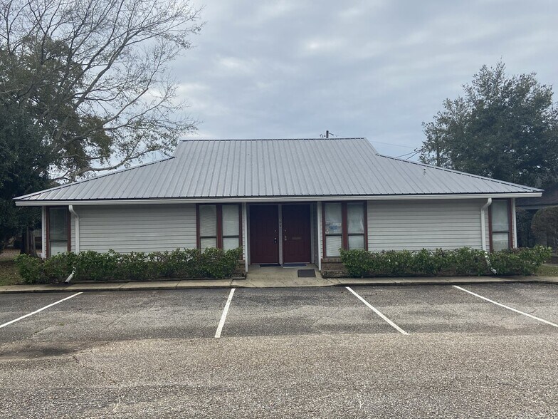 Primary Photo Of 105 W Camphor Ave, Foley Medical For Lease