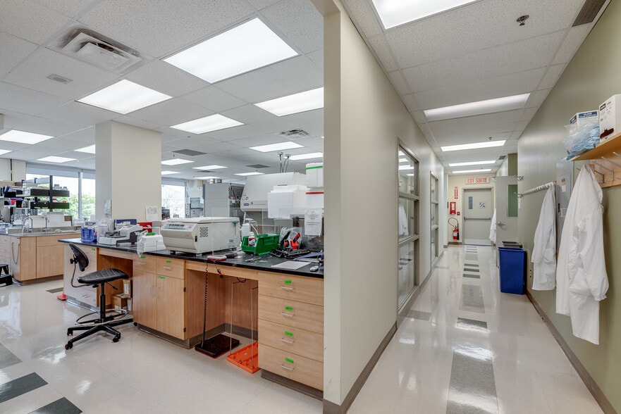 More Photos Of 310 Hunt Club Rd, Ottawa Office For Lease