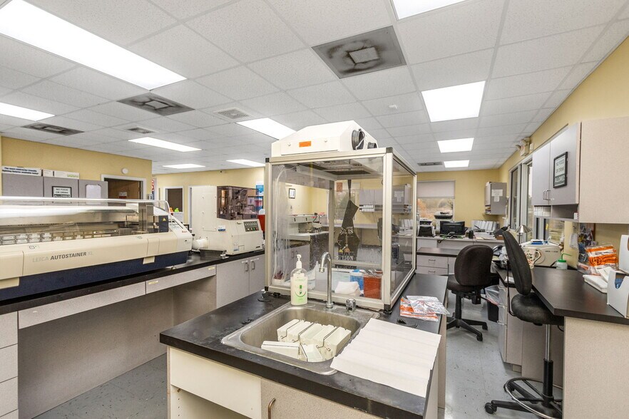 More Photos Of 7641 66th St N, Pinellas Park Medical For Sale