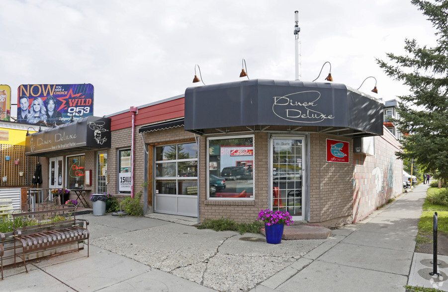 Primary Photo Of 802 Edmonton Trl NE, Calgary Restaurant For Lease