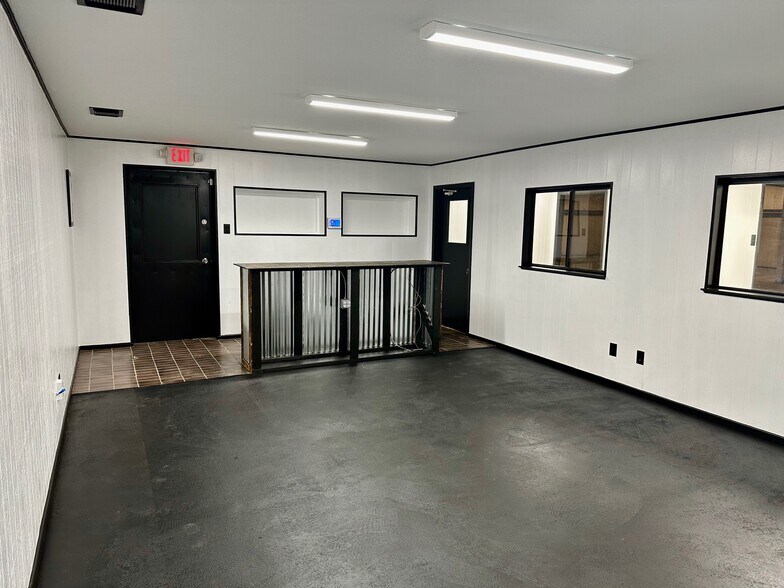 More Photos Of 210 Gravel St, Seguin Warehouse For Lease