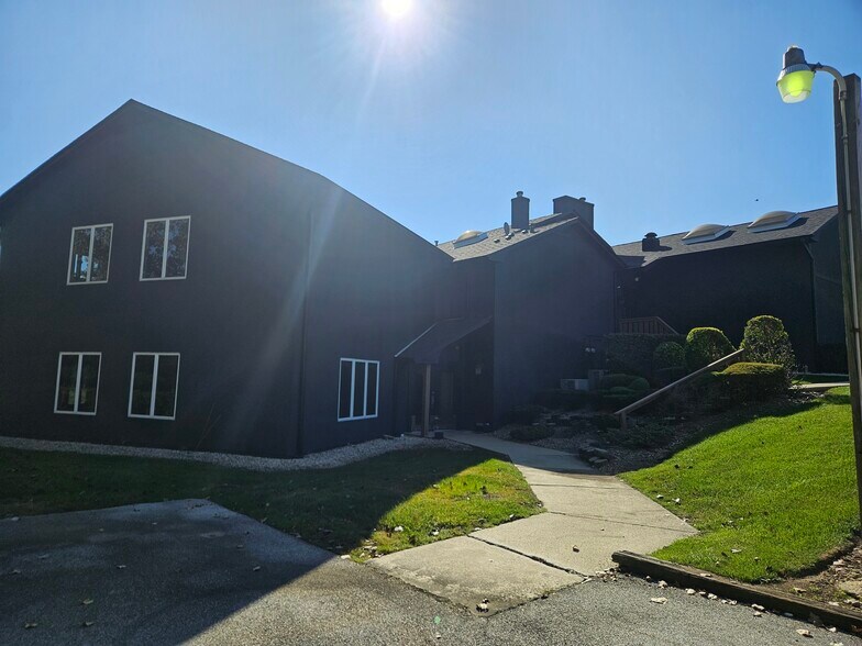 More Photos Of 10600 W 143rd St, Orland Park Office For Lease