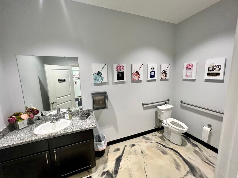 More Photos Of 1308 N Frazier St, Conroe Service For Sale