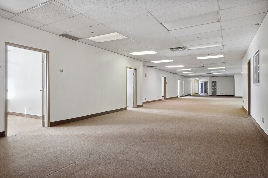 More Photos Of 2345 Rue Lapierre, Montréal Warehouse For Lease