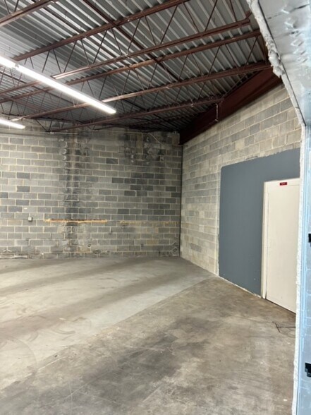 More Photos Of 5104 Reagan Dr, Charlotte Light Distribution For Lease