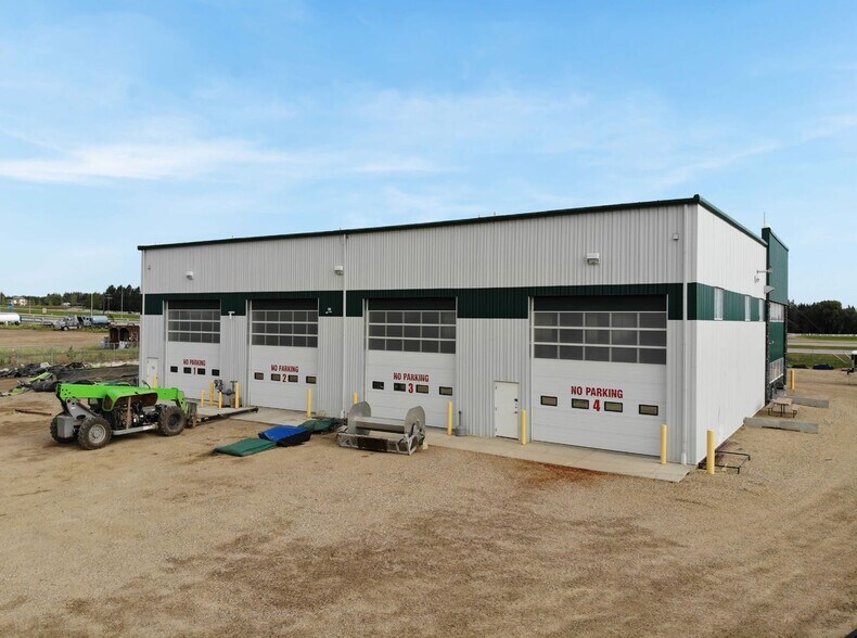 More Photos Of 41 Queensgate Cres, Blackfalds Manufacturing For Lease