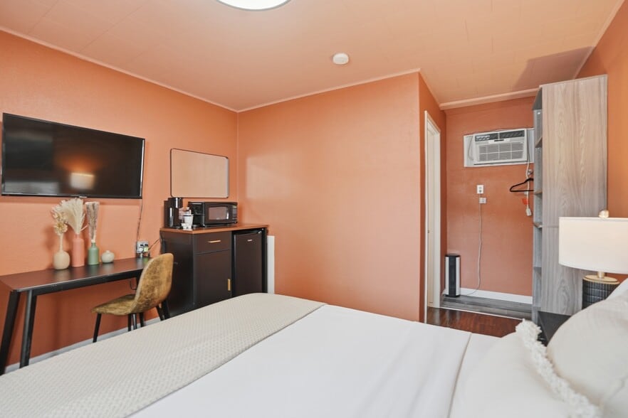 More Photos Of 214 E Cleveland St, Sundance Hotel For Sale