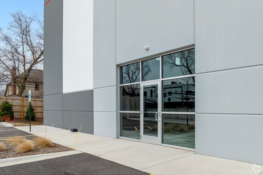 More Photos Of 856 County Line Rd, Bensenville Warehouse For Lease