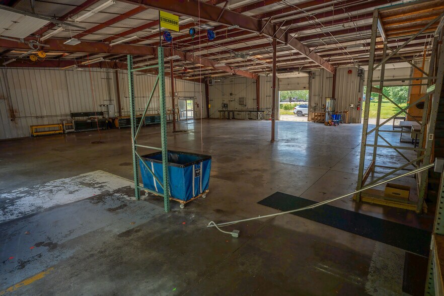 More Photos Of 11075 Parker Dr, Irwin Warehouse For Sale