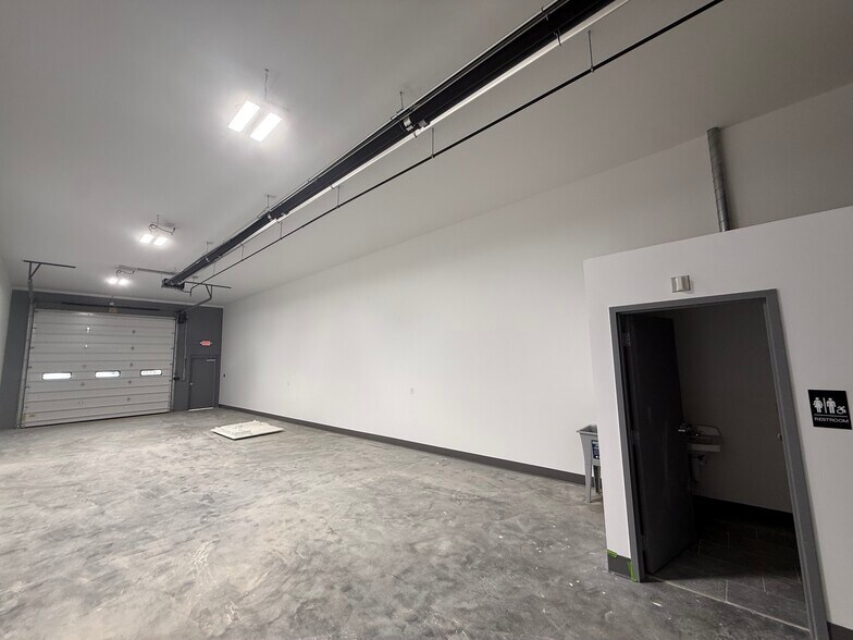 More Photos Of 70 County Line Dr, Cromwell Warehouse For Lease