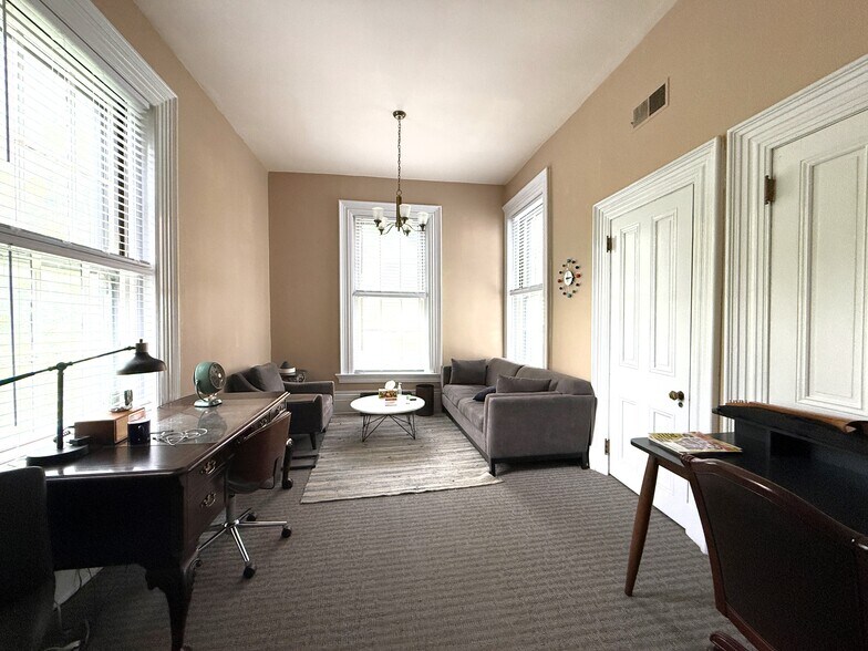 More Photos Of 106 Wellington Pl, Cincinnati Office Residential For Lease