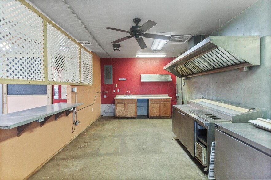 More Photos Of 117 E Railroad Ave, Shamrock Restaurant For Sale