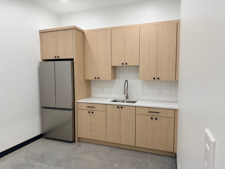 More Photos Of 410 E Church St, Lewisville Showroom For Sale