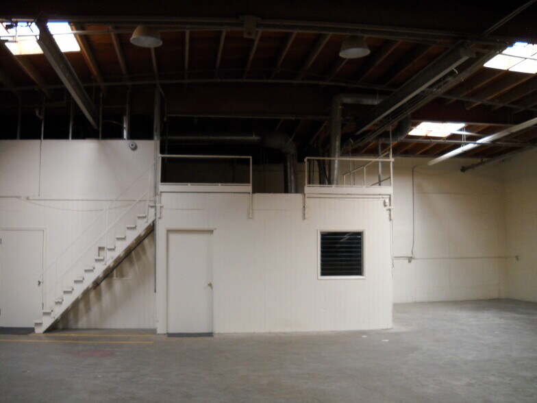 More Photos Of 1009-1033 Brooks St, Ontario Warehouse For Lease