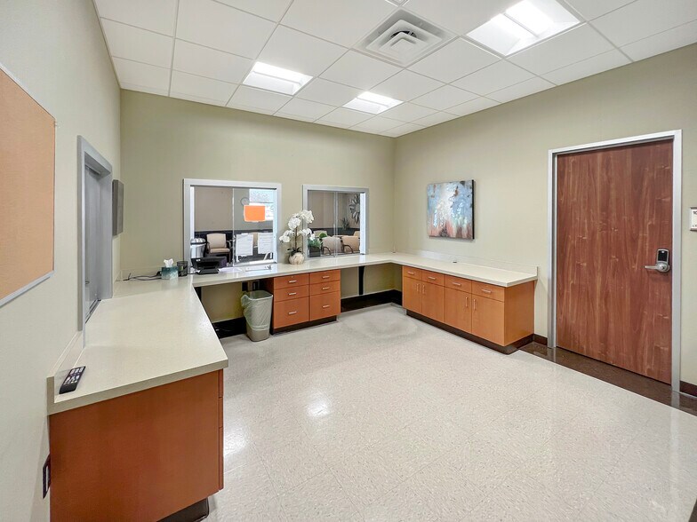 More Photos Of 598 Cactus St, Giddings Medical For Lease