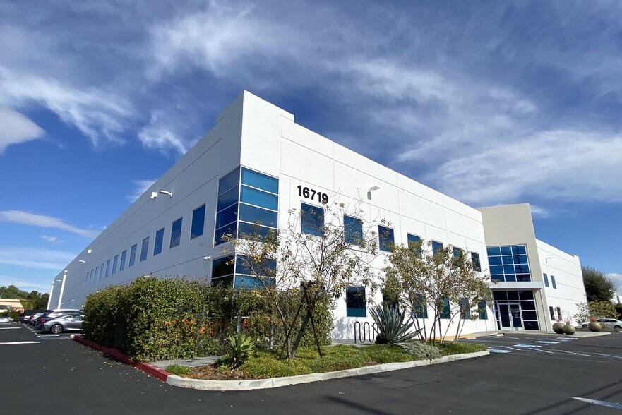 More Photos Of 16719 Schoenborn St, North Hills Warehouse For Lease