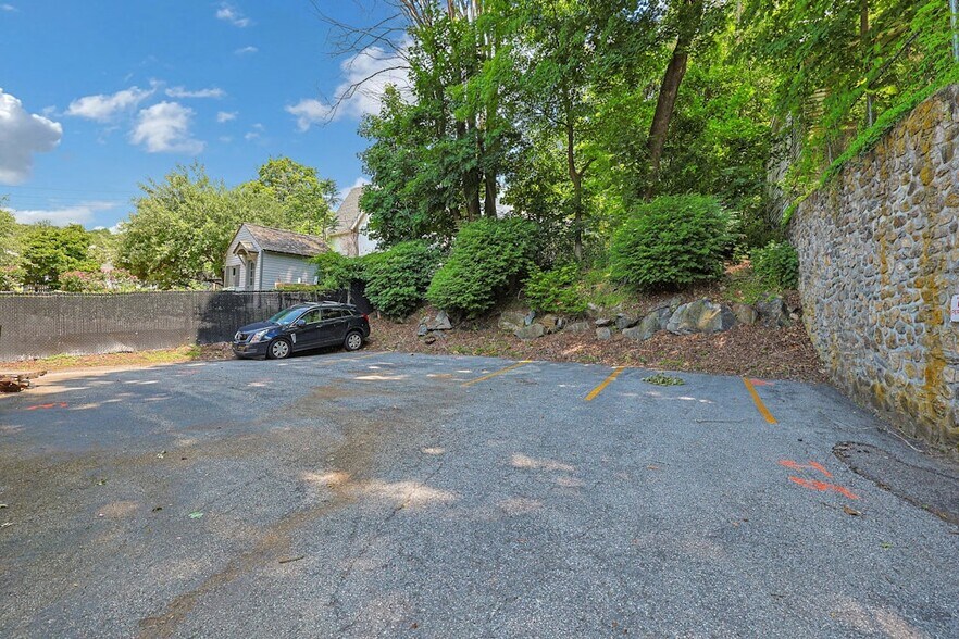 More Photos Of 11 Senter St, Chappaqua Flex For Sale
