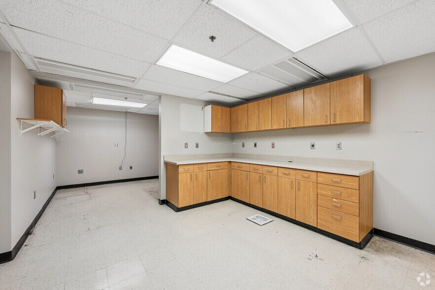 More Photos Of 800 S Tillotson Ave, Muncie Medical For Lease