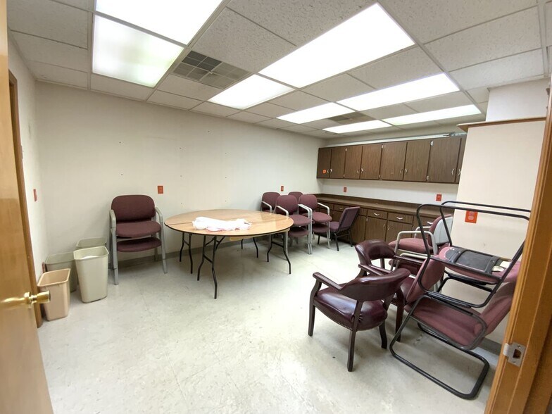 More Photos Of 2415 N Gateway Ave, Harriman Medical For Sale