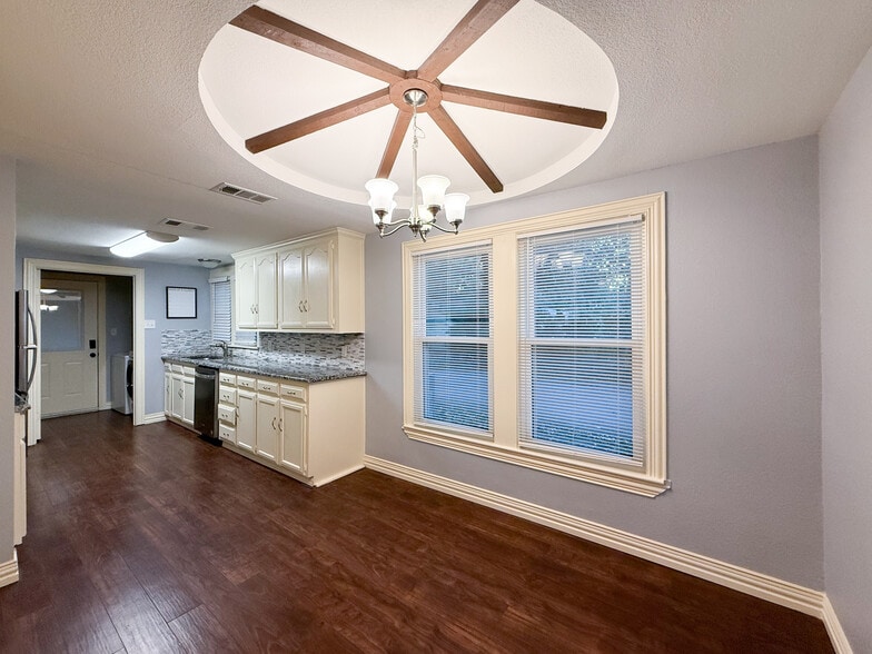 More Photos Of 211 Second St, Denton Flex For Sale