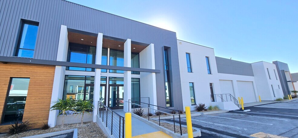 More Photos Of 4926-4928 Rosecrans Ave, Hawthorne Warehouse For Lease