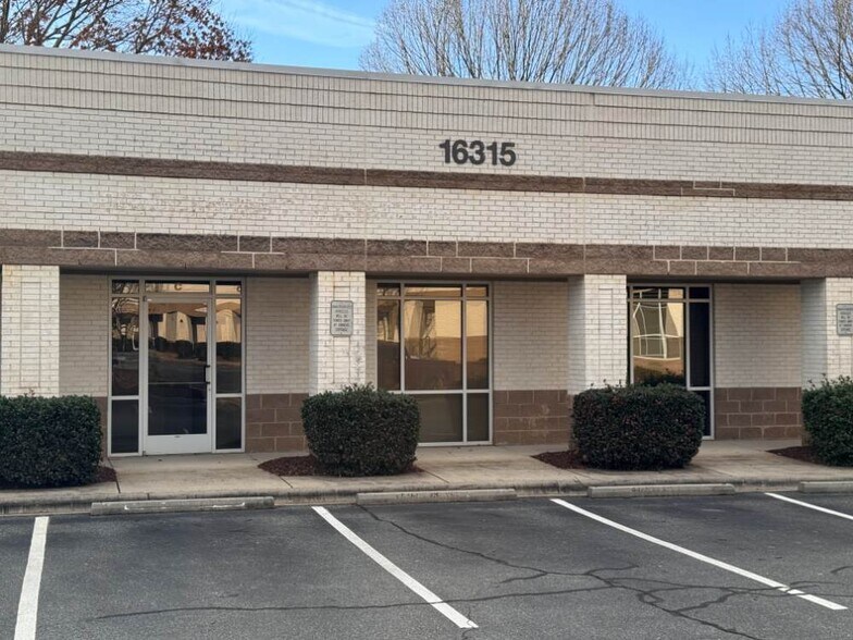 More Photos Of 16315 Northcross Dr, Huntersville Medical For Lease