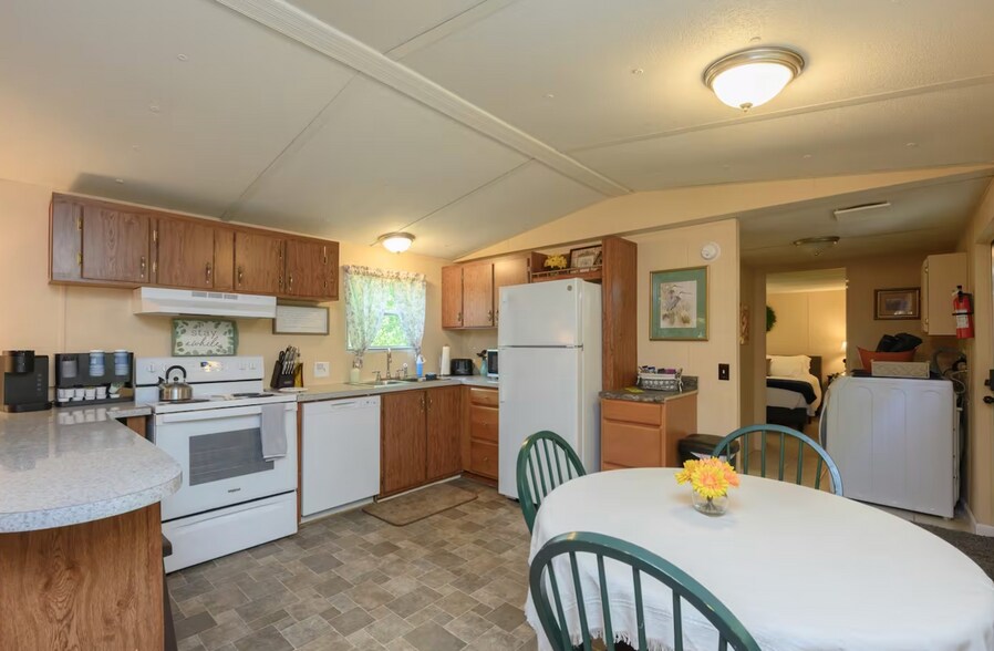 More Photos Of 84-86 Benson Rd, Travelers Rest Specialty For Sale