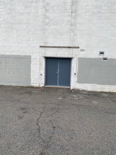 More Photos Of 1862 E Main St, Bridgeport Light Distribution For Sale