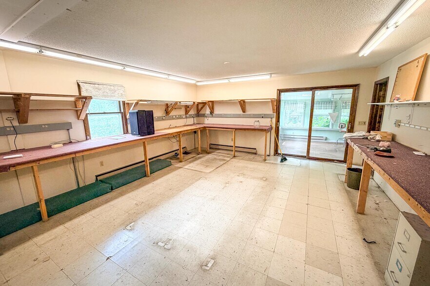 More Photos Of 258 Shunpike Rd, Williston Showroom For Lease