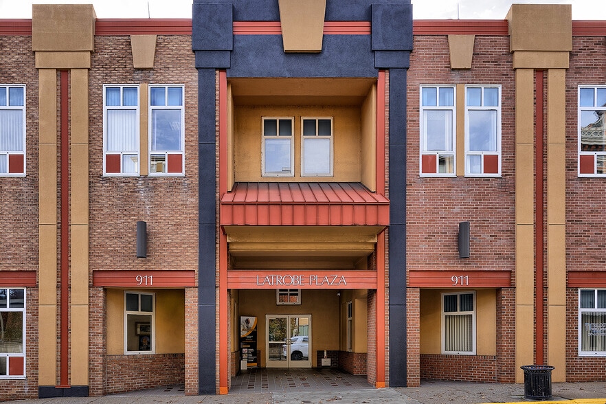 Primary Photo Of 911 Ligonier St, Latrobe Medical For Sale