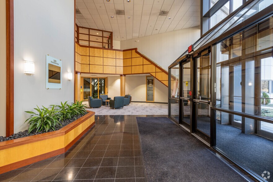 More Photos Of 101 Edgewater Dr, Wakefield Unknown For Lease