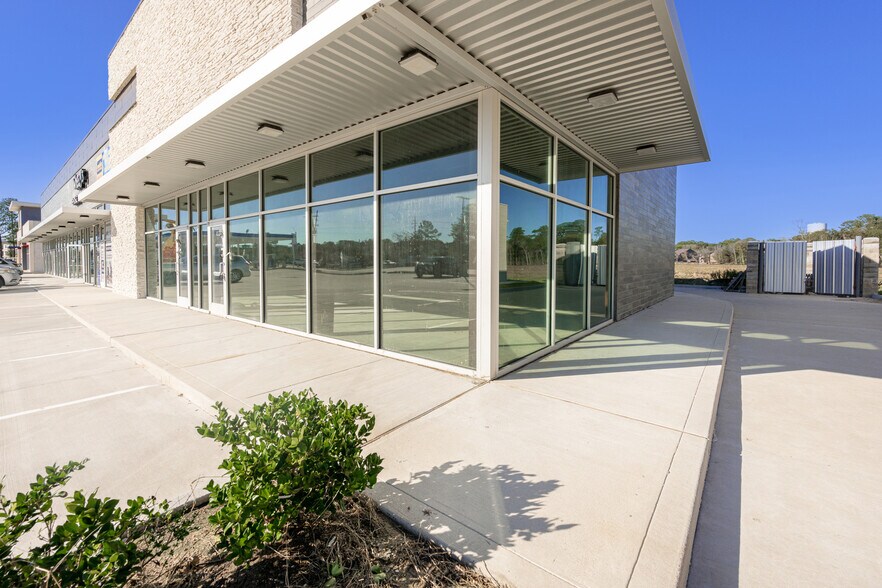 More Photos Of 650 W Rankin Rd, Houston Freestanding For Lease