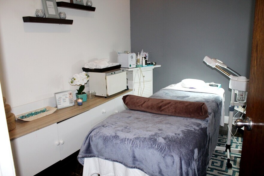 More Photos Of 1915-1917 N Damen Ave, Chicago Storefront For Sale