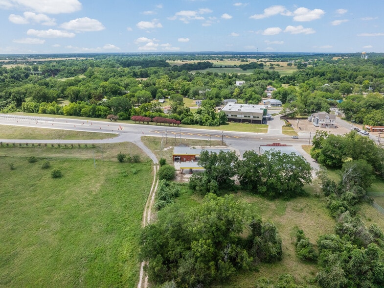More Photos Of 621 W Travis St, La Grange Carwash For Sale