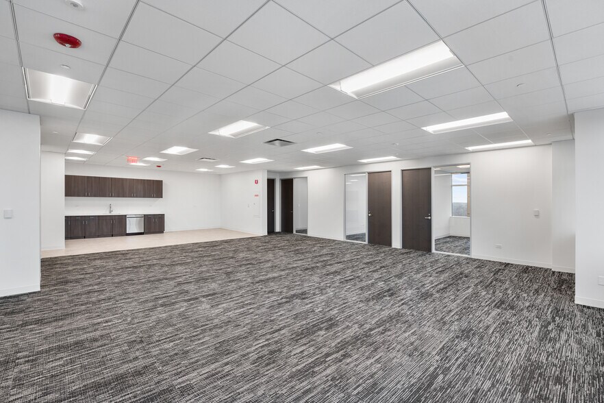 More Photos Of 9550 W Higgins Rd, Rosemont Office For Lease
