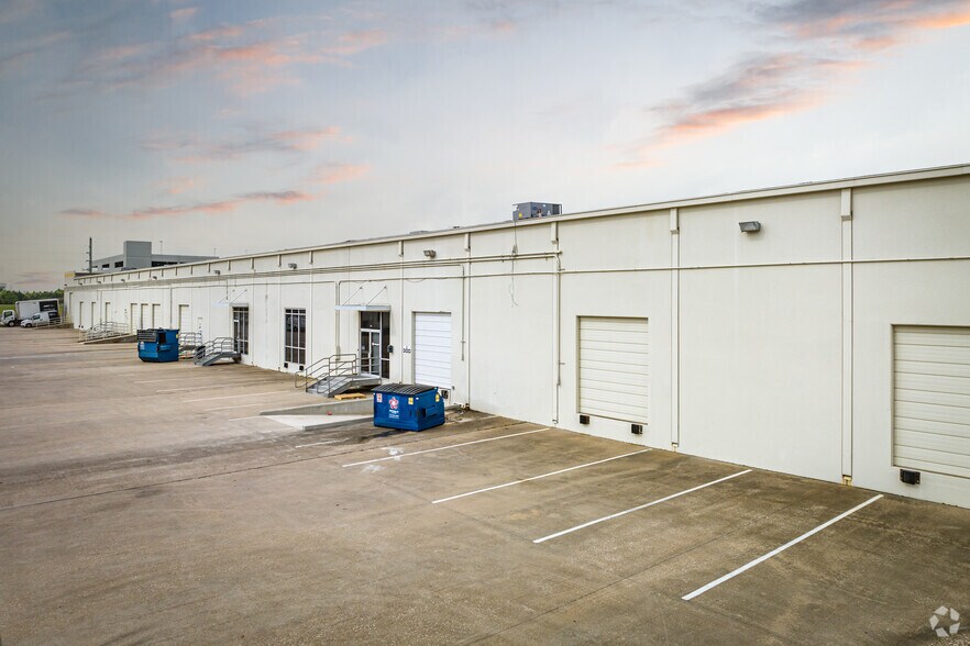 More Photos Of 10920 W Sam Houston Pky N, Houston Unknown For Lease
