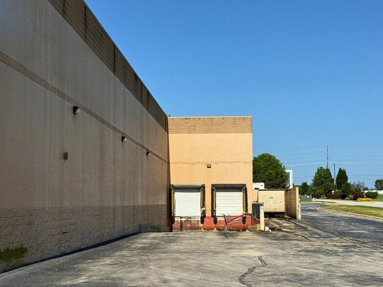 More Photos Of 2021 W Republic Rd, Springfield Supermarket For Sale