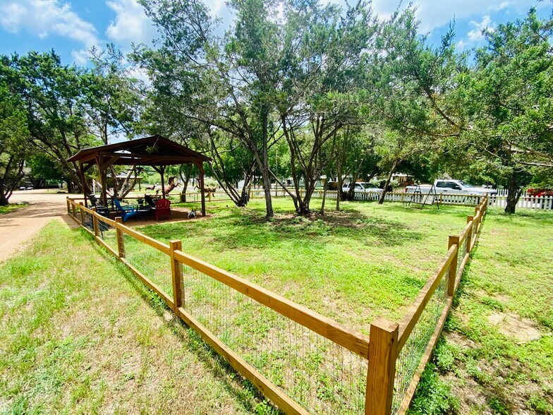 More Photos Of 104 Scudder Ln, Wimberley Hotel For Sale