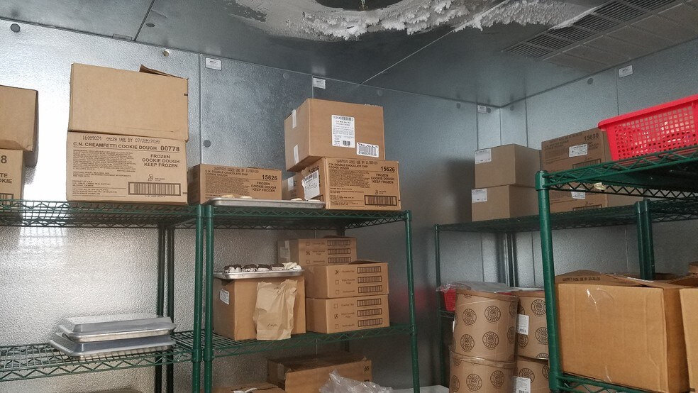 More Photos Of 960 Ontario Mills Dr, Ontario Restaurant For Lease